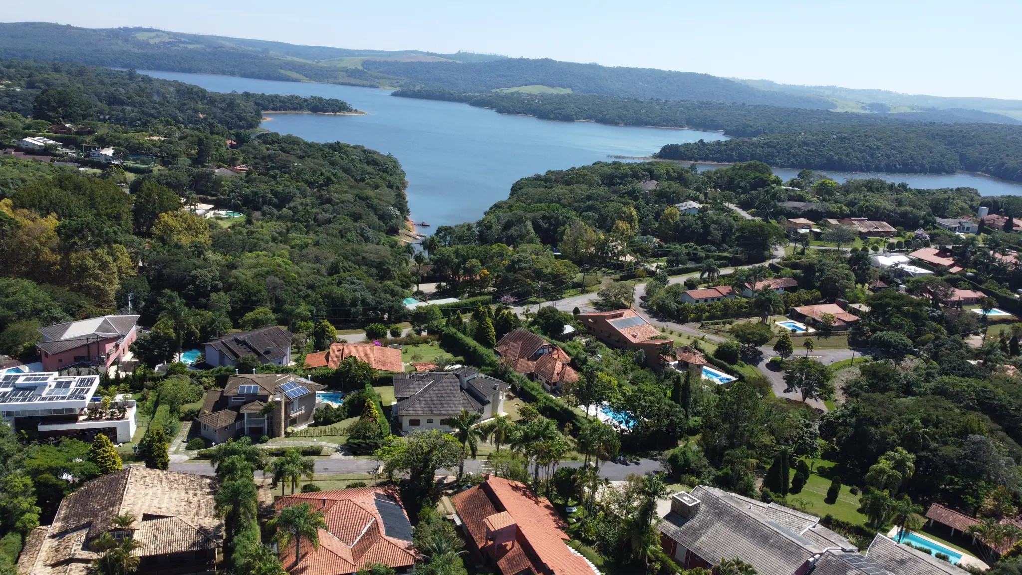 Vista panorâmica dos condomínios na Represa de Itupararanga